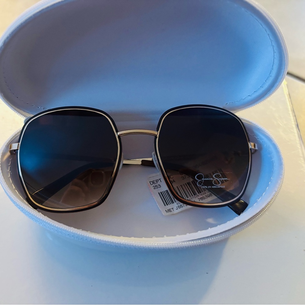 Jessica Simpson Oversized Sunglasses With Case - Picture 2 of 10
